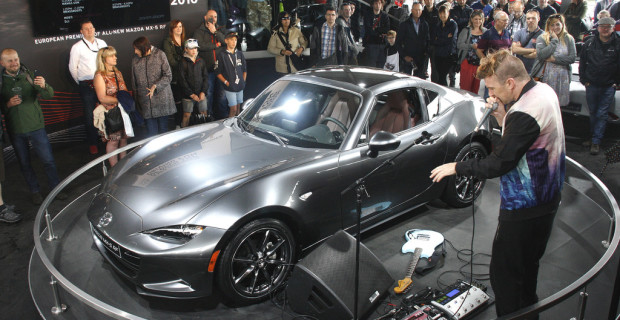Der britische Musiker „The Petebox“ präsentiert in Goodwood den Mazda MX-5 RF