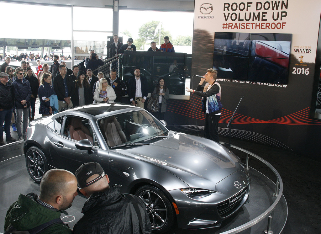 Der britische Musiker „The Petebox“ präsentiert in Goodwood den Mazda MX-5 RF