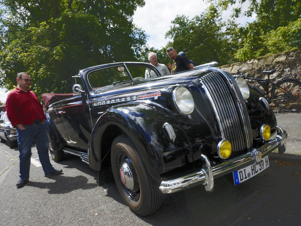Klassikertreffen an den Opelvillen in Rüsselsheim