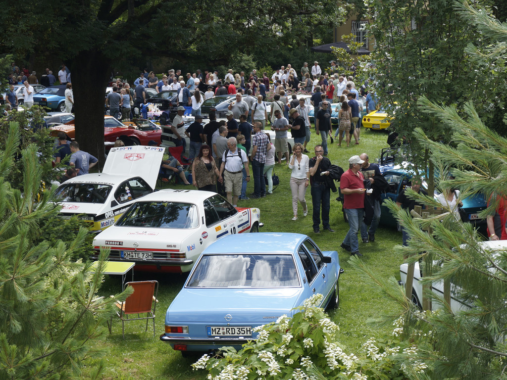 Klassikertreffen an den Opelvillen in Rüsselsheim