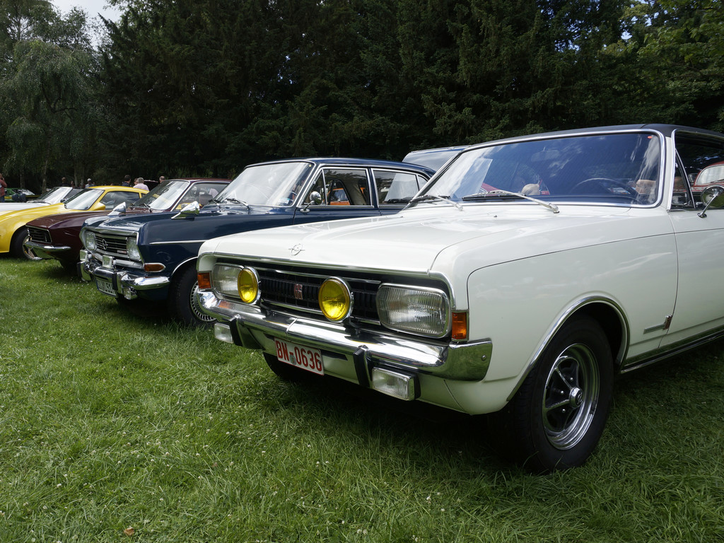 Klassikertreffen an den Opelvillen in Rüsselsheim