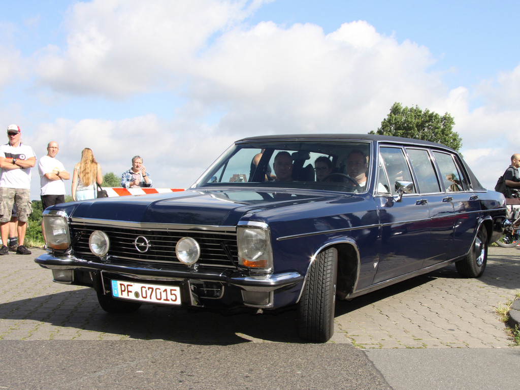 Klassikertreffen an den Opelvillen in Rüsselsheim