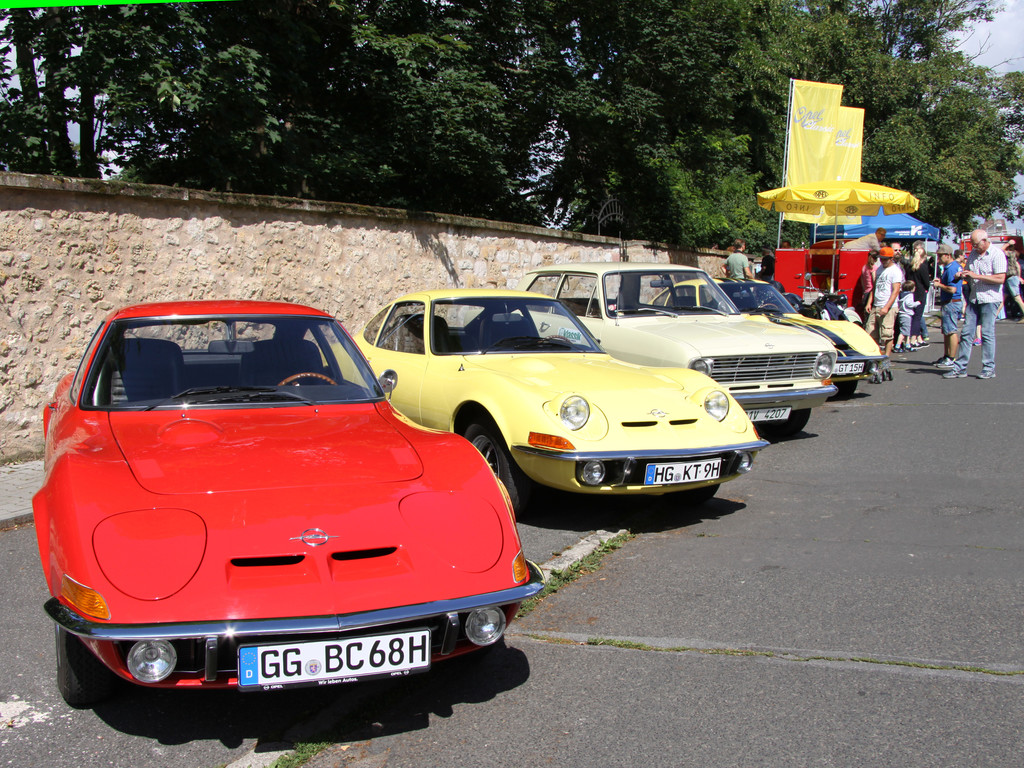 Klassikertreffen an den Opelvillen in Rüsselsheim