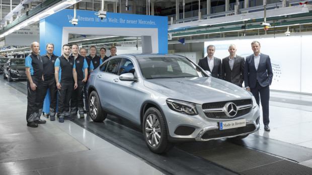 Produktionsstart des neuen GLC Coupés im Mercedes-Benz-Werk Bremen: Markus Schäfer (r., Mitglied des Bereichsvorstands Mercedes-Benz Cars, Produktion und Supply Chain Management), Peter Theurer (3.v.r., Standortverantwortlicher Mercedes-Benz Werk Bremen) und Michael Peters (2.v.r., Betriebsratsvorsitzender Mercedes-Benz Werk Bremen) mit der Mannschaft