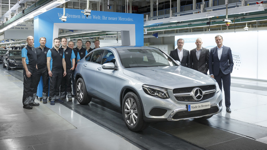 Produktionsstart des neuen GLC Coupés im Mercedes-Benz-Werk Bremen: Markus Schäfer (r., Mitglied des Bereichsvorstands Mercedes-Benz Cars, Produktion und Supply Chain Management), Peter Theurer (3.v.r., Standortverantwortlicher Mercedes-Benz Werk Bremen) und Michael Peters (2.v.r., Betriebsratsvorsitzender Mercedes-Benz Werk Bremen) mit der Mannschaft