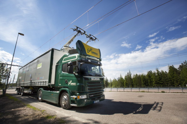 Scania G 360 Hybrid an der Oberleitung