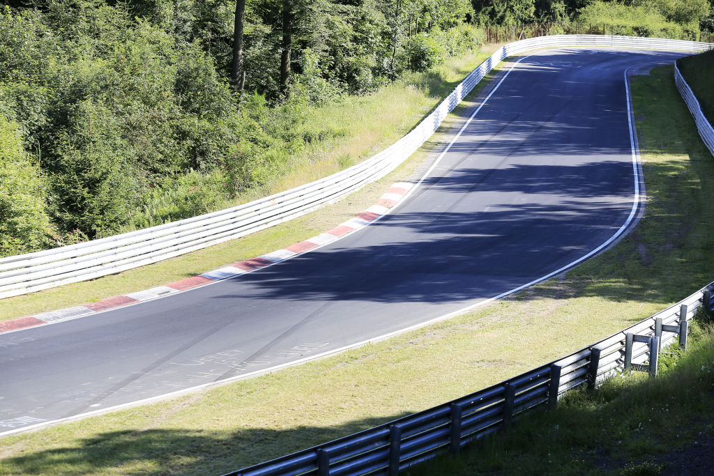 Koenigsegg One:1: 200m Bremsspur am Eingang zum Adenauer Forst