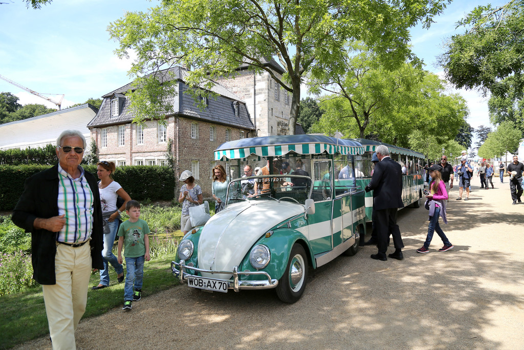 Classic Days Schloss Dyck 2015: Das Käfer-Bähnle aus dem Zeithaus der Autostadt. Classic Days Schloss Dyck 2015: Das Käfer-Bähnle aus dem Zeithaus der Autostadt