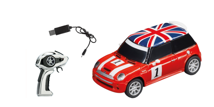 Dieser Mini im Maßstab 1:43, dem kleinsten in der Carrera RC Geschichte, sorgt für maximalen Fahrspaß: Im flotten British Racing Design gibt er 20 Minuten lang mit bis zu 15 km/h Vollgas. Der fahrfreudige Kraftzwerg ist in nur 40 Minuten wieder aufgeladen und sofort bereit zum Losjagen – dank Ready to Run-Package. Dieser detailgetreue Carrera Mini Cooper entführt auch Einsteiger in die Welt röhrender Motoren, kreischender Bremsen und jubelnder Fans!