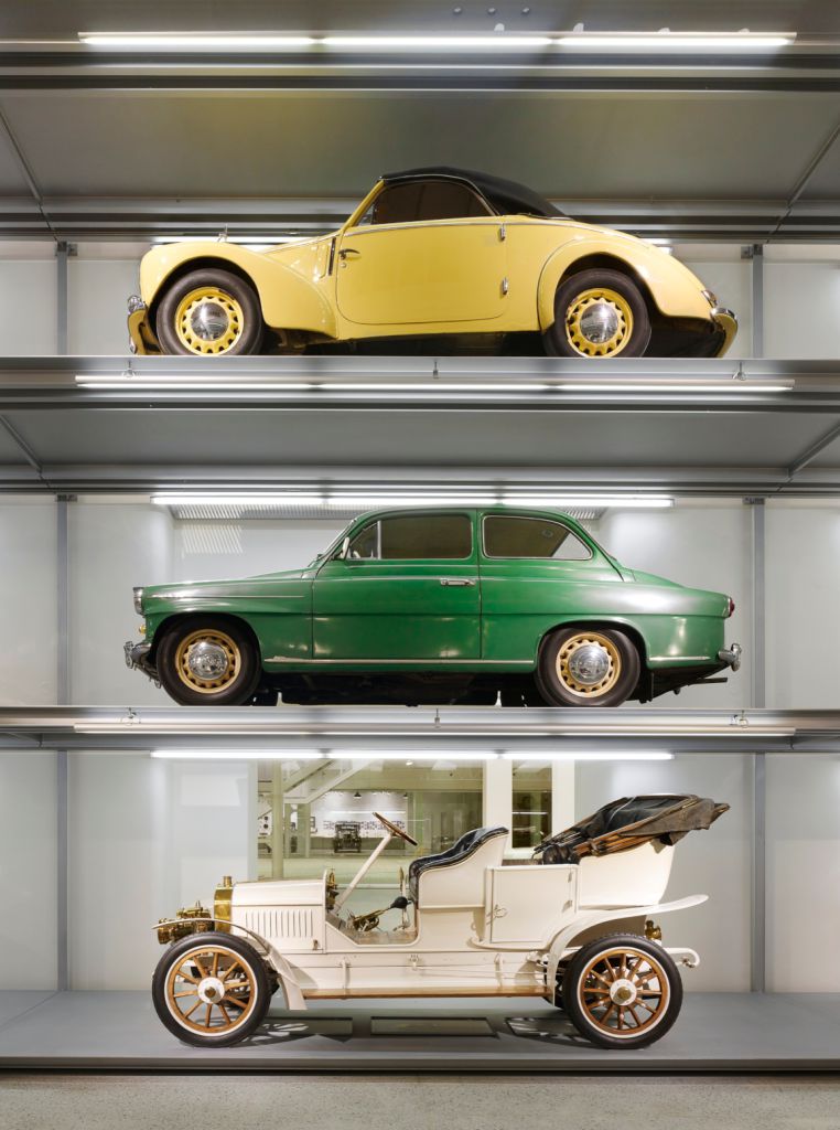 Skoda-Museum in Mlada Boleslav: Skoda Tudor 1101 von 1948, darunter Skoda Spartak 440 von 1956 und der Laurin & Klement Typ G von 1909.