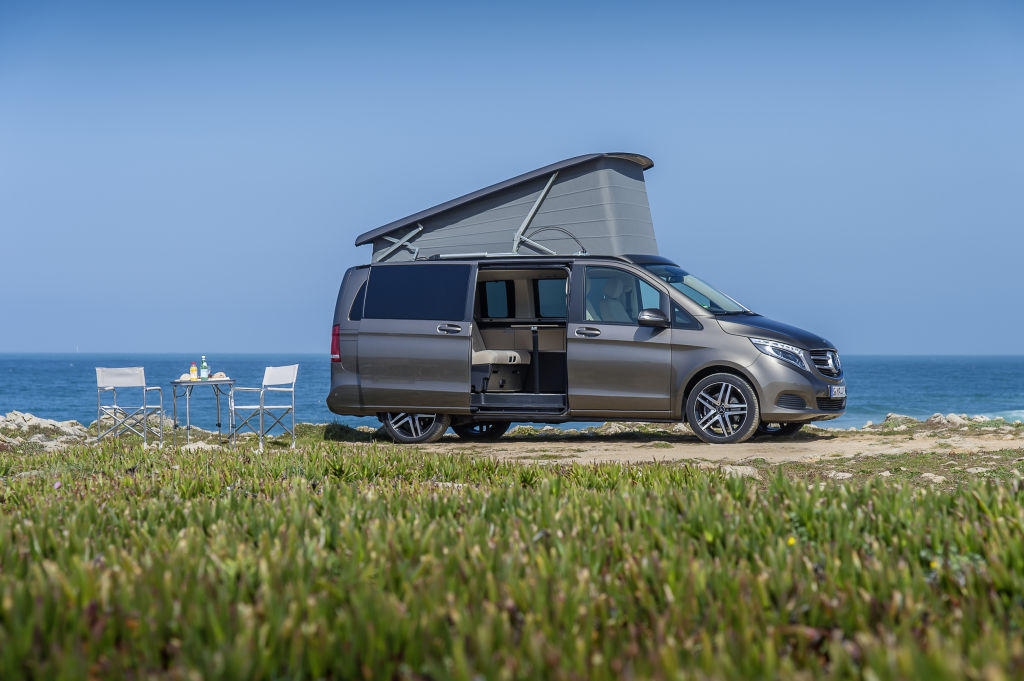 Der neue Marco Polo – 250 BlueTEC, Exterieur, indiumgrau metallic, EASY UP Aufstelldach, Campingstühle und Tisch The New Marco Polo– 250 BlueTEC, Exterior, indium grey metallic, EASY UP pop-up roof, camping chairs and table