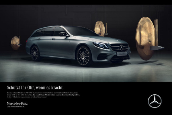 Das „Masterpiece of Intelligence“, die neue Mercedes-Benz E-Klasse, ist ein weiterer Meilenstein auf dem Weg zum unfallfreien und autonomen Fahren. Limousine und T-Modell des intelligentesten Fahrzeugs seiner Klasse stehen im Mittelpunkt einer Kampagne, die Mercedes-Benz mit zwei TV-Spots und Printanzeigen startet. Darin werden die Insassenschutz-Features „Intelligent Drive“, „PRE-SAFE® Impuls Seite“ und „PRE-SAFE® Sound“, auf humorvolle Art inszeniert und ihre Funktionsweise erläutert. Zu sehen sind Vater und Sohn, die in der neuen E-Klasse am Ufer des schottischen Loch Ness auf Nessie, das Ungeheuer des Sees, warten. Aus dem Off erklingt eine Stimme, die erzählt, wie das Fahrzeug verhindert, dass in kritischen Situationen etwas passiert. Die intelligente Technik erkennt Gefahren, bevor sie eintreten. ; The 