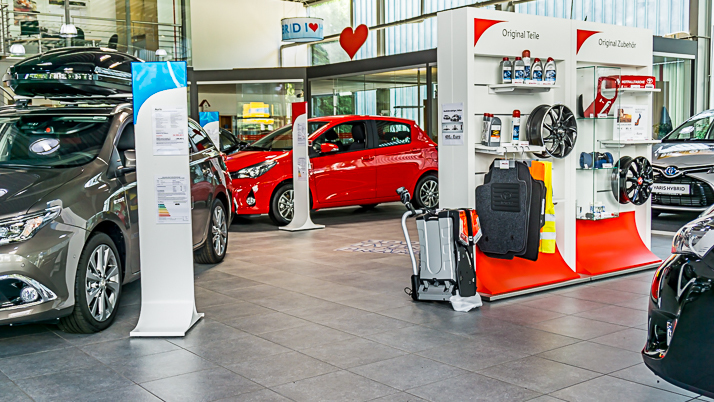 Toyota richtet seine Autohäuser neu aus und ein.