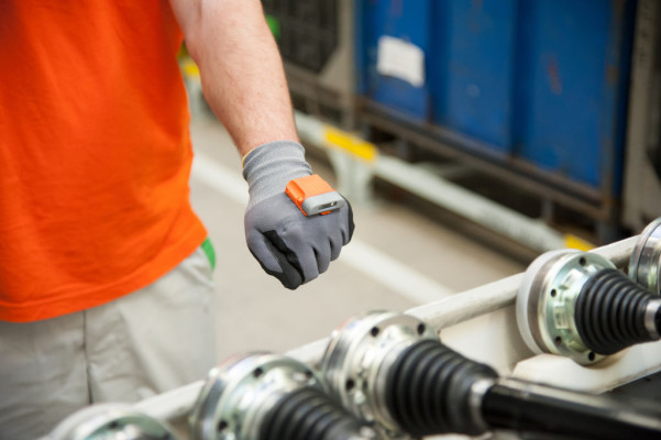 Smart-Handschuh Pro-Glove in der Logistik bei Skoda.