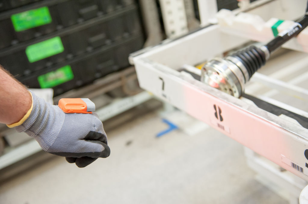 Smart-Handschuh Pro-Glove in der Logistik bei Skoda.