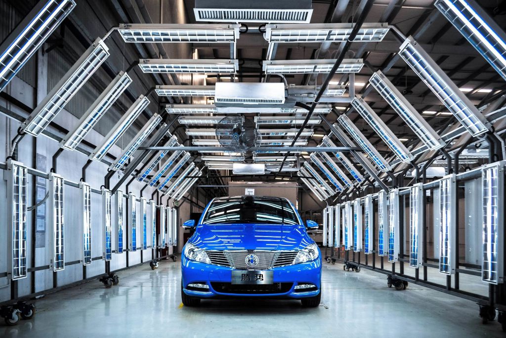 Der DENZA 400 in der Qualitätsprüfung. Daimler erweitert sein Produktportfolio im Bereich der emissionsfreien Mobilität mit der Einführung des DENZA 400. ; The DENZA 400 being quality checked. Daimler extends its portfolio of new energy vehicles with the introduction of the DENZA 400.;