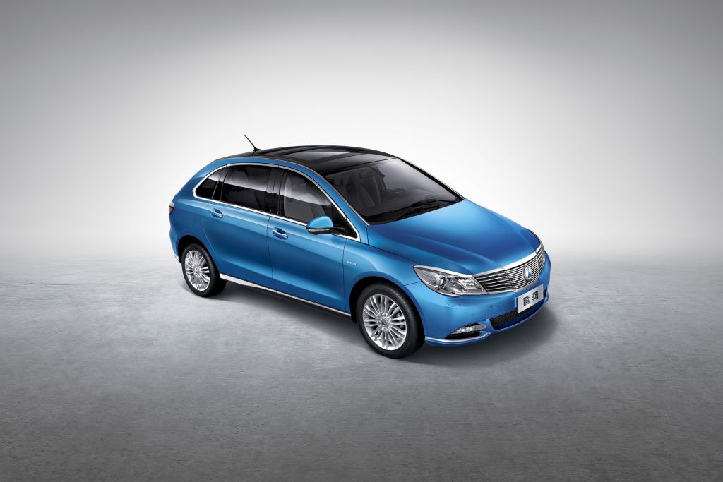 Der DENZA 400 bietet eine Reichweite von bis zu 400 km mit einer Batterieladung. ; The DENZA 400 offers an electric range of up to 400 km on a full charge.;