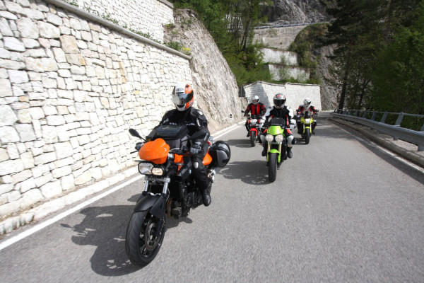 Motorradfahrer in Schutzkleidung.