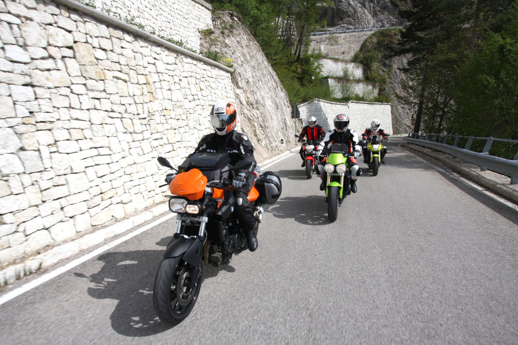 Motorradfahrer in Schutzkleidung.