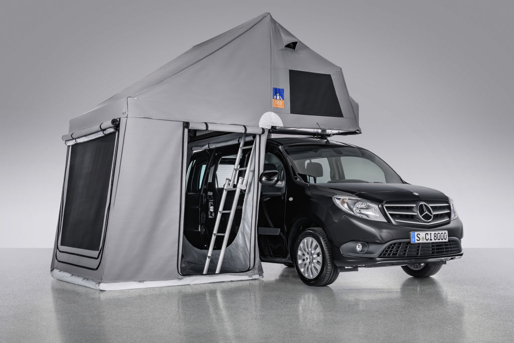 TopDog Dachzelt von 3DOG camping auf Mercedes-Benz Citan Basis– Exterieur, aufgestelltes Dachzelt ; TopDog rooftop tent from 3DOG camping on Mercedes-Benz Citan base – Exterior, pop-up roof;