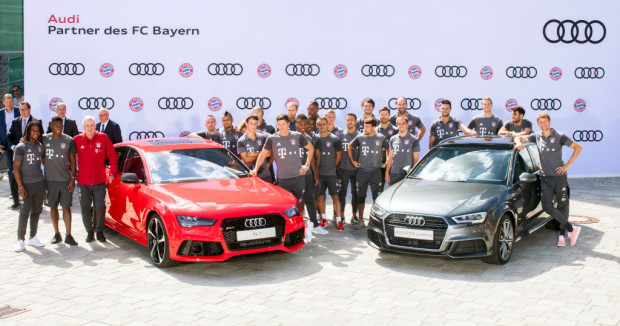 Bundesliga-Mannschaft von Bayern München übernimmt ihre neuen Dienstwagen.