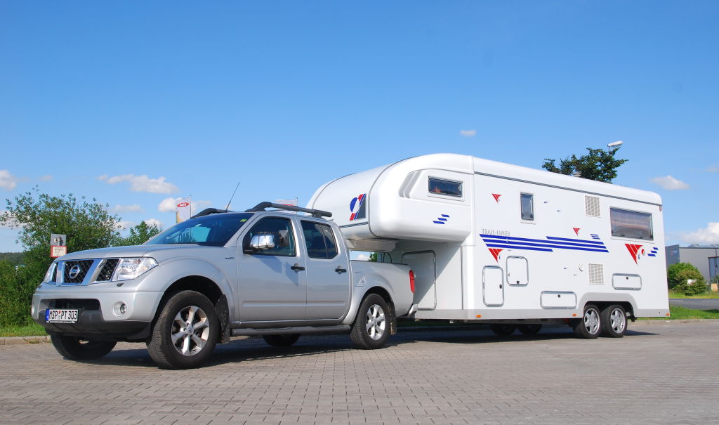 Pick-up mit Wohnauflieger: Sattelzug von Tischer.