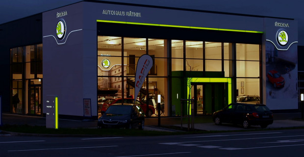 Auch bei Dunkelheit unverwechselbar: Ein Skoda-Betrieb im neuen Design.