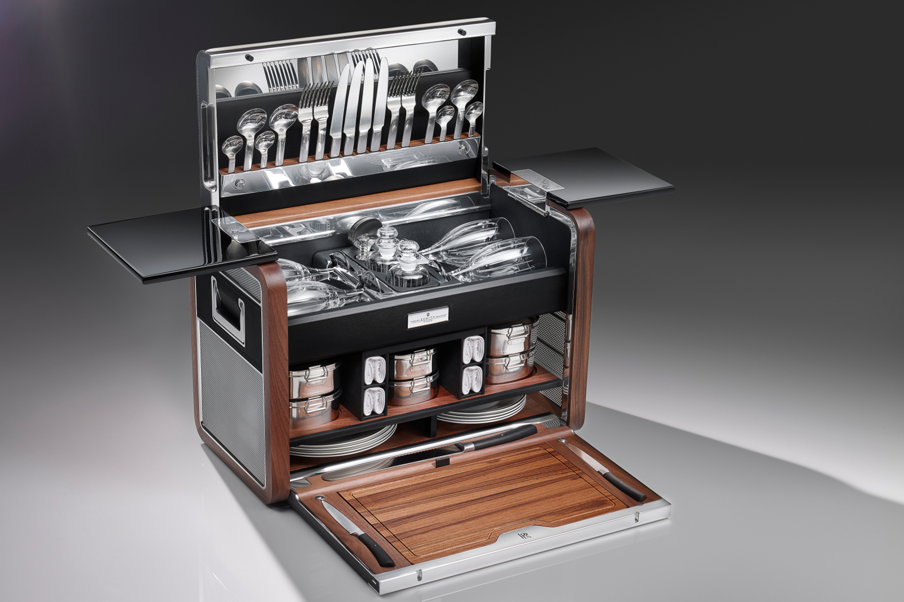 Alles drin, alles dran: Der Picnic Hamper ziert die letzten 50 Exemplare der auslaufenden Phantom-Baureihe von Rolls-Royce. Aber bloß nicht im Auto krümeln!