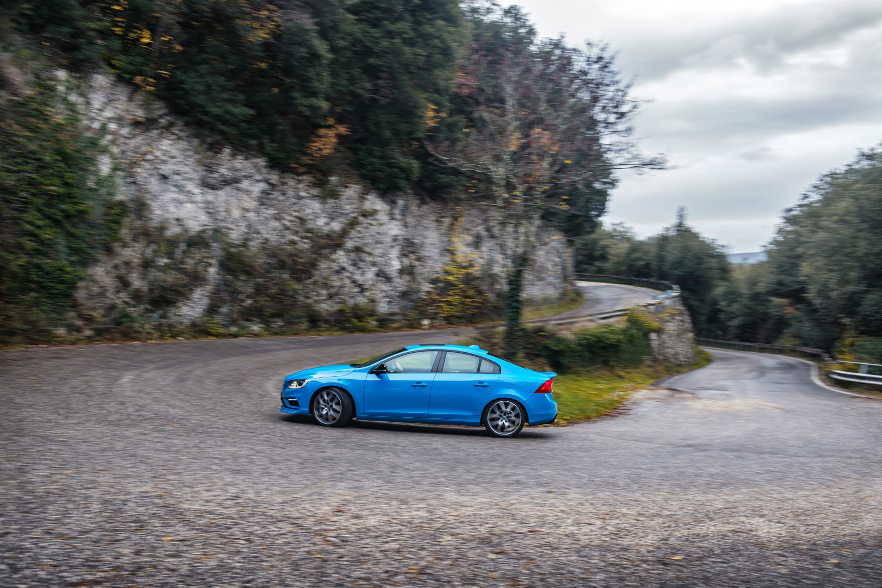 Bei den Polestar-Modellen nehmen die Schweden neben den Änderungen am Motor selbst auch umfassende Eingriffe an Fahrwerk und Antriebsstrang vor, was die Fahrbarkeit der Volvos verbessern soll.