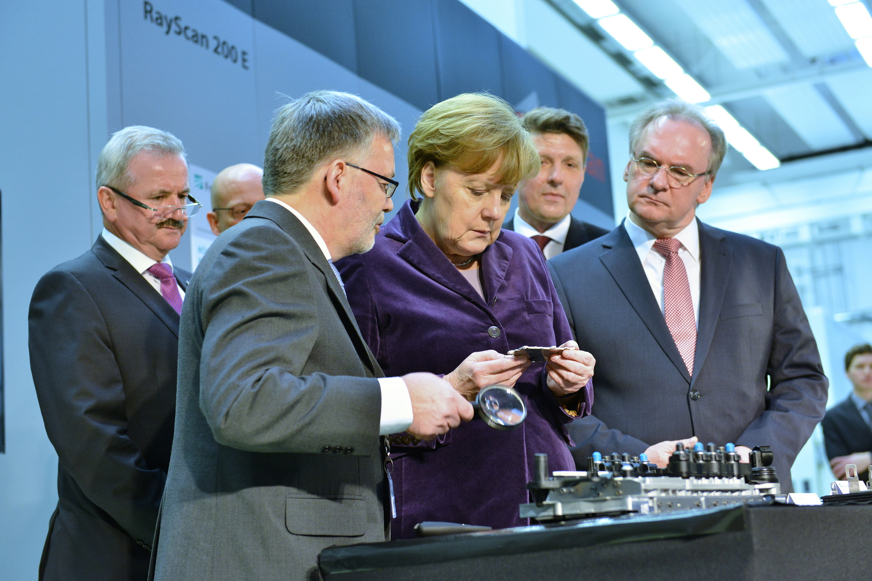 Bei einem Besuch am Fraunhofer IMWS in Halle informierte sich Bundeskanzlerin Angela Merkel über die Bedeutung zuverlässiger Elektronikbauteile für das autonome Fahren.