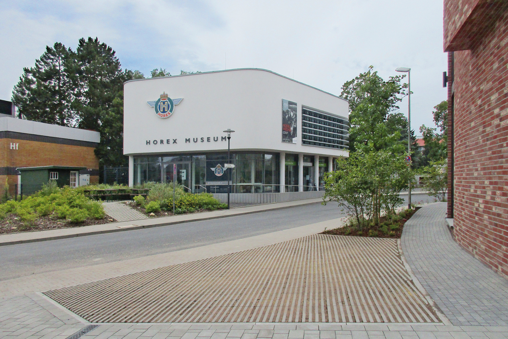 Das Horex-Museum liegt auf der gegenüberliegenden Straßenseite in unmittelbarer Nachbarschaft.