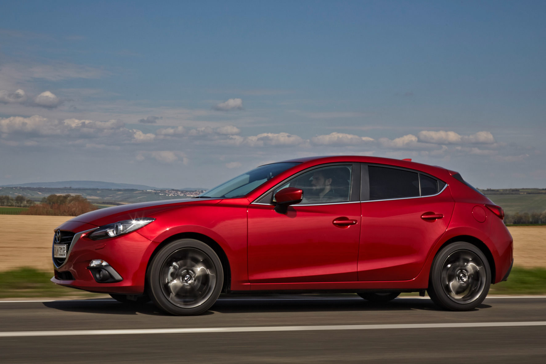 Der 2,0-Liter-Benziner mit 120 PS bringt den Mazda3 ordendlich in Schwung, reißt aber nicht gerade Bäume aus. In 8,9 Sekunden geht es aus dem Stand auf Tempo 100 und bis auf 195 km/h Spitze.