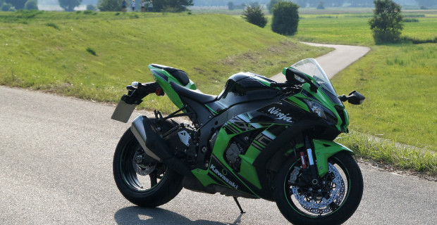 Die Kawasaki Ninja ZX-10R sieht nicht nur sportlich aggressiv aus, sie ist es auch. Dank einer Leistung von 147 kW/200 PS bei 13.000/min hört der Vortrieb scheinbar nie auf.