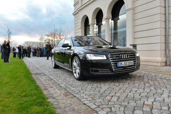 Ein Audi-Testfahrzeug zum pilotierten Fahren im Einsatz vor der Nationalen Akademie der Wissenschaften Leopoldina in Halle.
