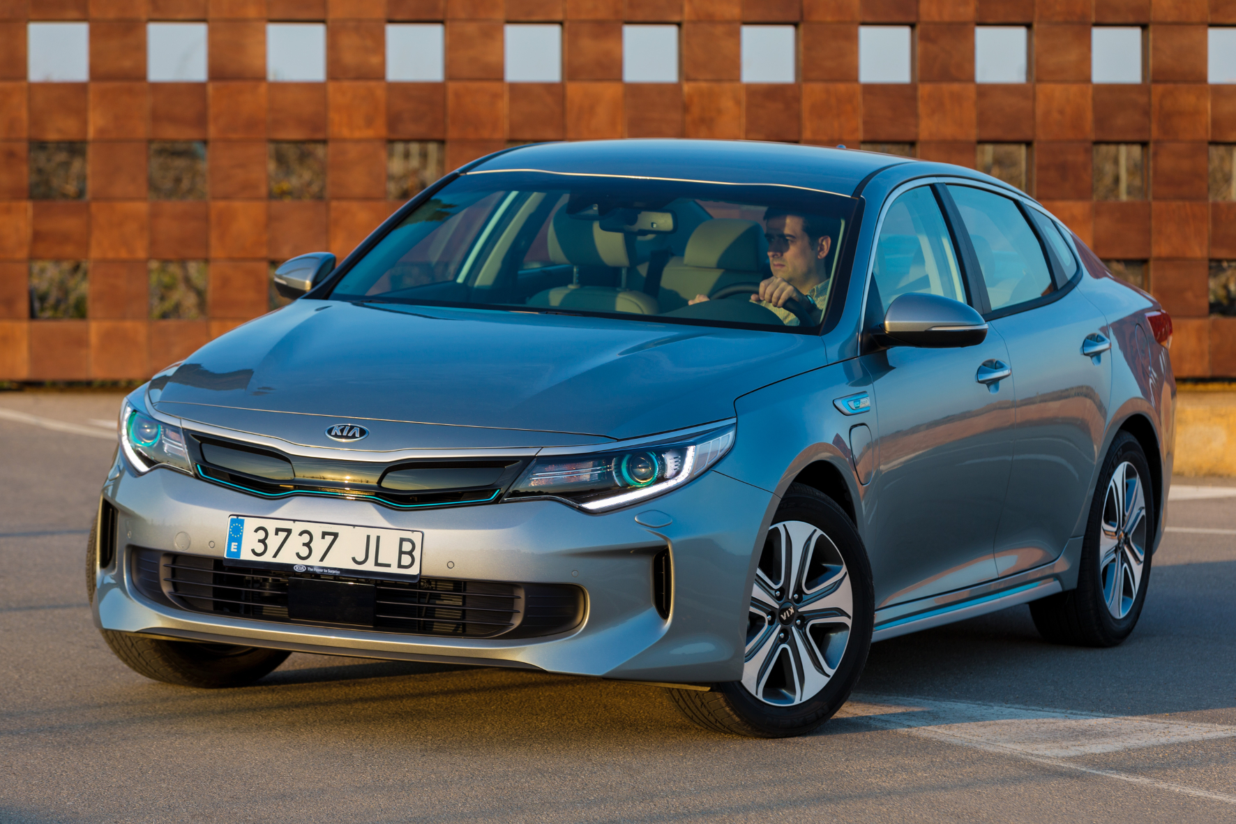 Marktstart für den ersten Kia mit Plug-in-Hybridantrieb: Der Optima Plug-in-Hybrid kommt Ende September zum Preis ab 40.490 Euro auf den Markt.
