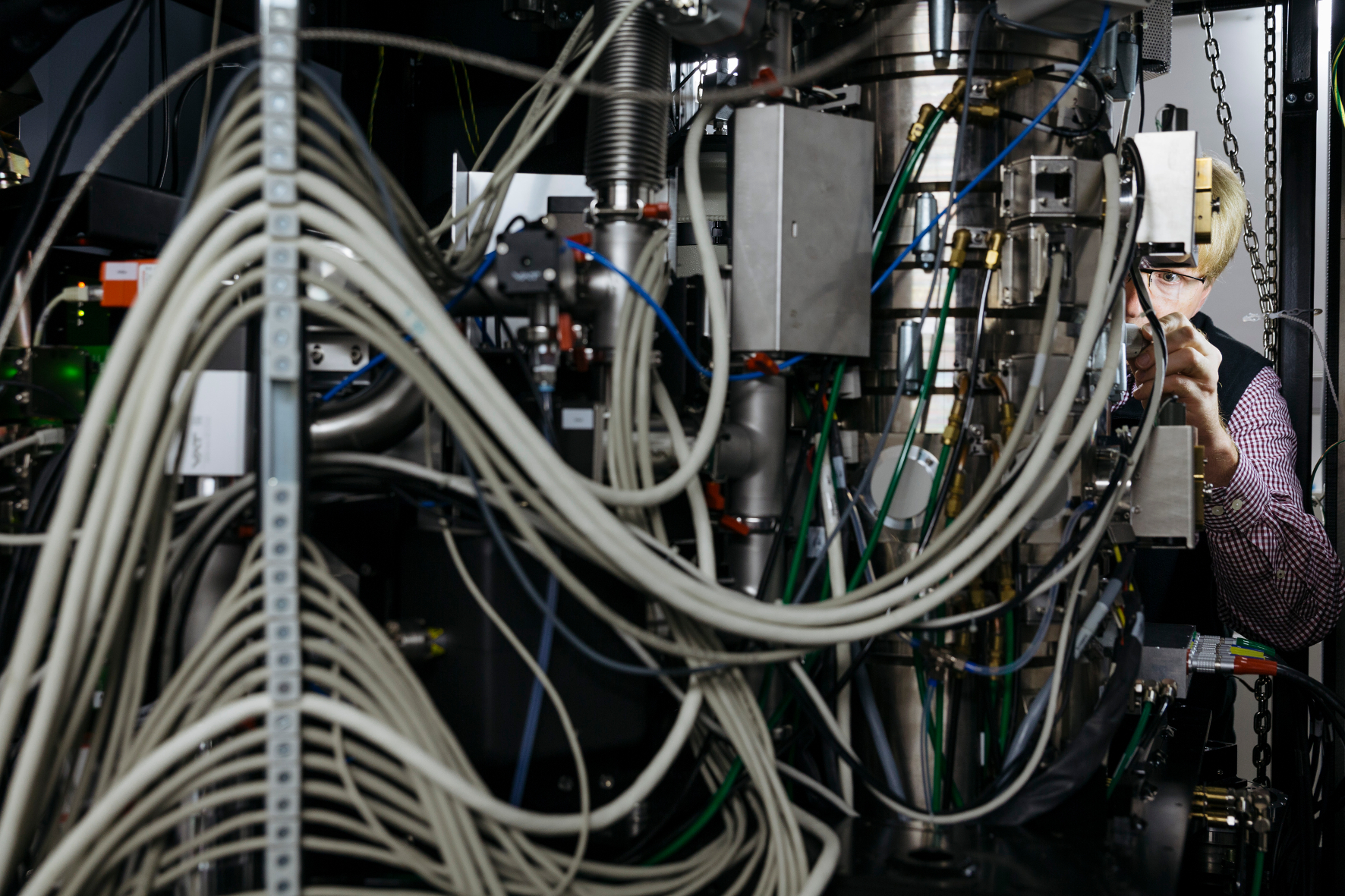 Mit Geräten wie dem Transmissionselektronenmikroskop Titan werden am Fraunhofer IMWS Bauteile und Materialien der Mikroelektronik untersucht. So werden Einblicke bis auf die Nanoskala möglich.