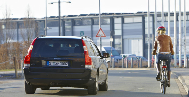 Richtiges Verhalten eines Radfahrers im Verkehr dient der Sicherheit und erlaubt ein friedliches Miteinander von Bikern und Autofahrern.