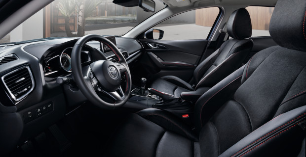 Sportsitze mit breiten Seitenwangen, handliches Lenkrad und großzügige Platzverhältnisse: der Innenraum des Mazda3 Nakama.