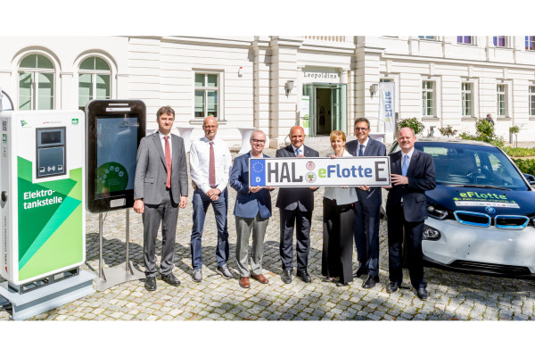 Vorreiter für eine umweltfreundliche Mobilität: Matthias Lux, Dr. Bernd Wiegand, Jörg Kallenbach, Staatssekretär Rainer Bomba, Christine Flach, Rüdiger Malter, Minister Thomas Webel beim Kick-off von 
