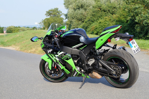 Zahlreihe Komponenten hat Kawasaki bei der neuen Ninja ZX-10R ausgiebig überarbeitet. Die Überarbeitung der Kurbelwelle führt beispielsweise zu einem um 20 Prozent geringeren Trägheitsmoment.