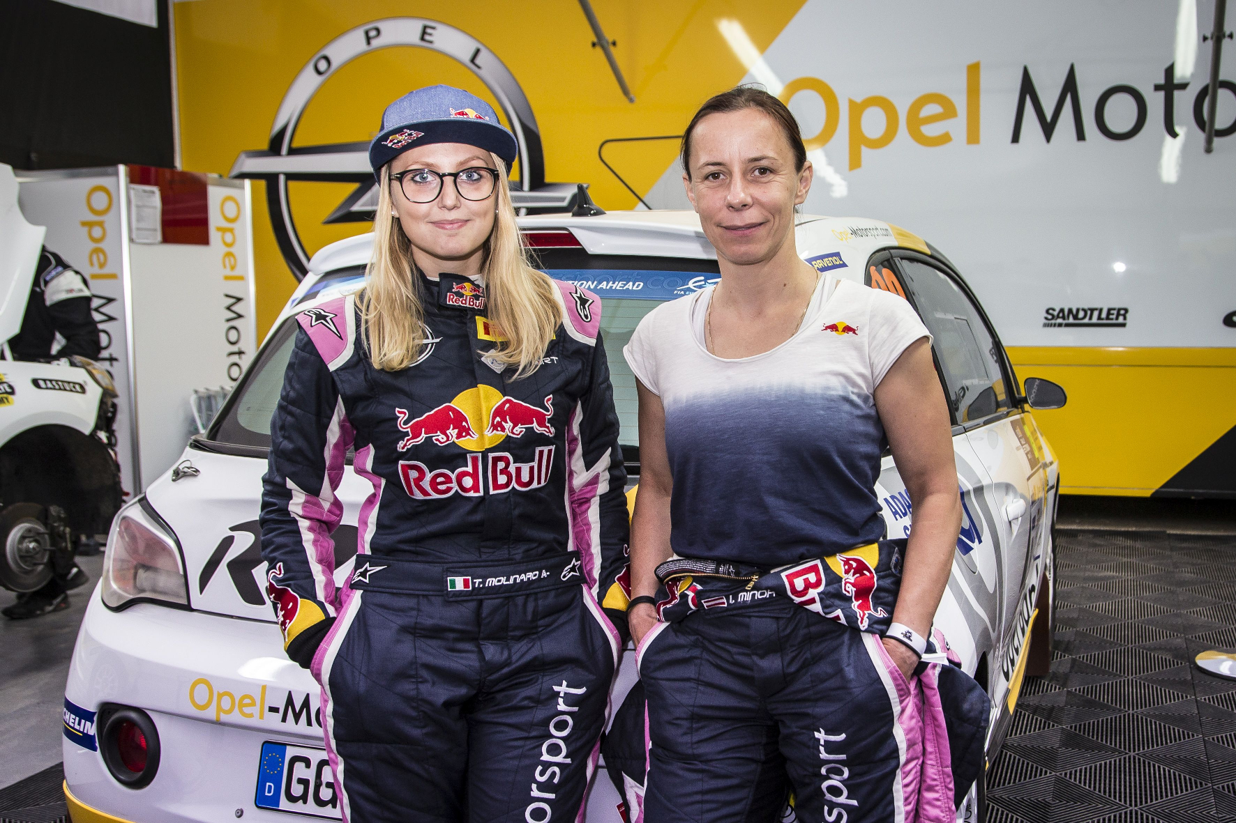 Damenteam - diesmal noch im Vorausfahrzeug: Das Duo Molinaro/Minor steht kurz vor seinem ersten Einsatz in regulärer Wertung.