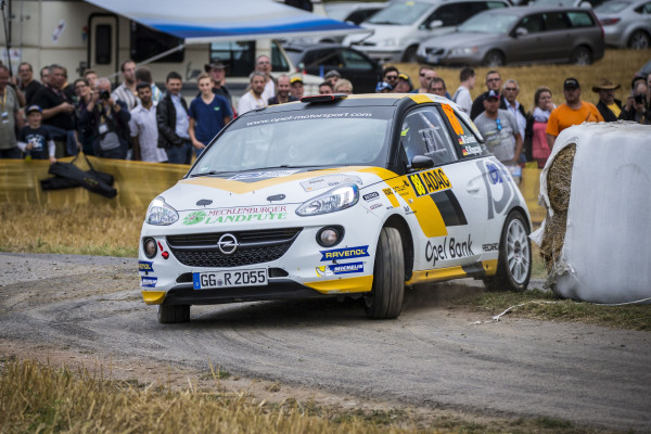 Der macht die Ecke rund: Bei der Deutschland-Rallye bieten Opel und der ADAC dem Nachwuchs eine Bühne.