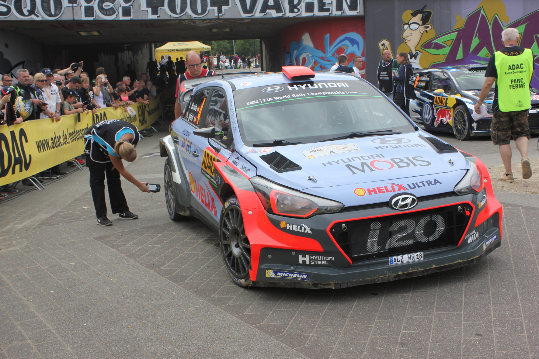 Doping-Kontrolle: Im Parc fermé werden die Reifen und auch der Kraftstoff der Rallye-Boliden überprüft.