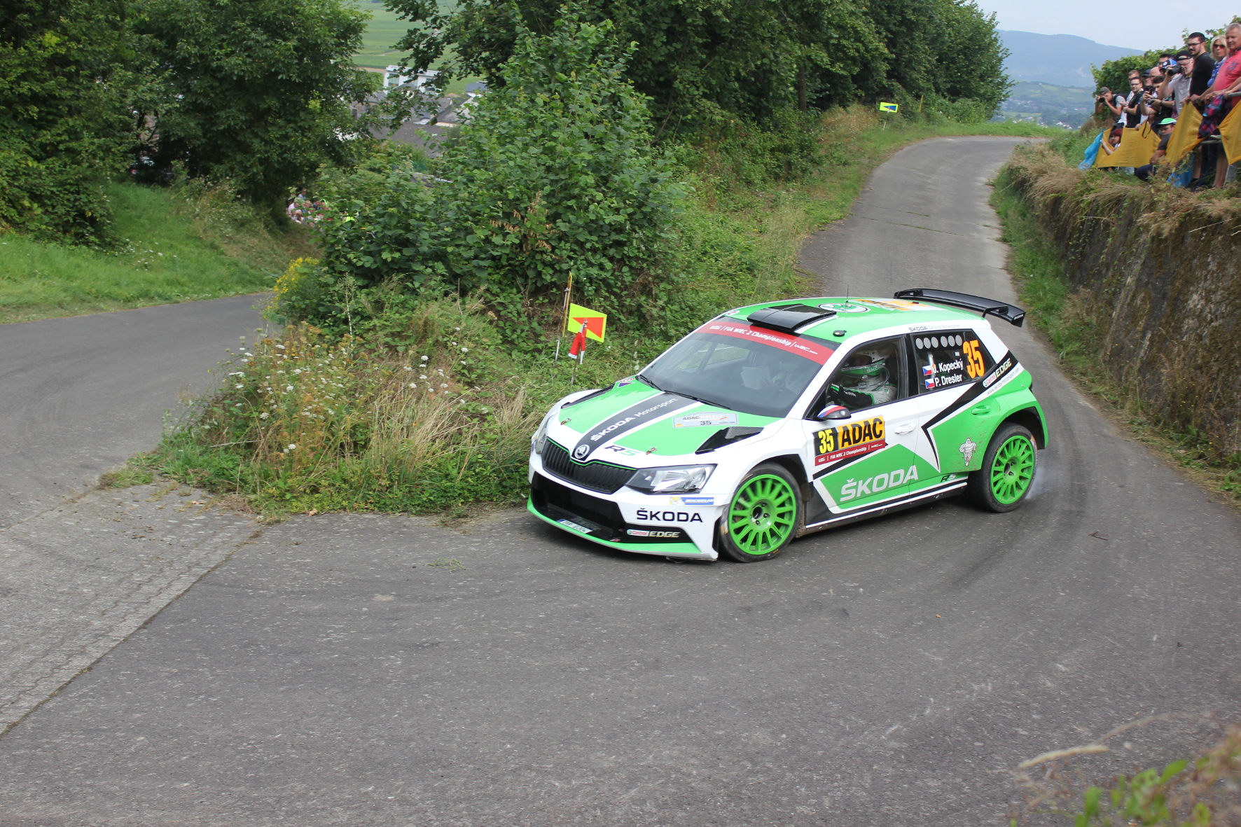 Driftmodus an: Das zweite Skoda-Werksteam Jan Kopecký und Pavel Dresler in einer der unzähligen Haarnadel-Kurven.