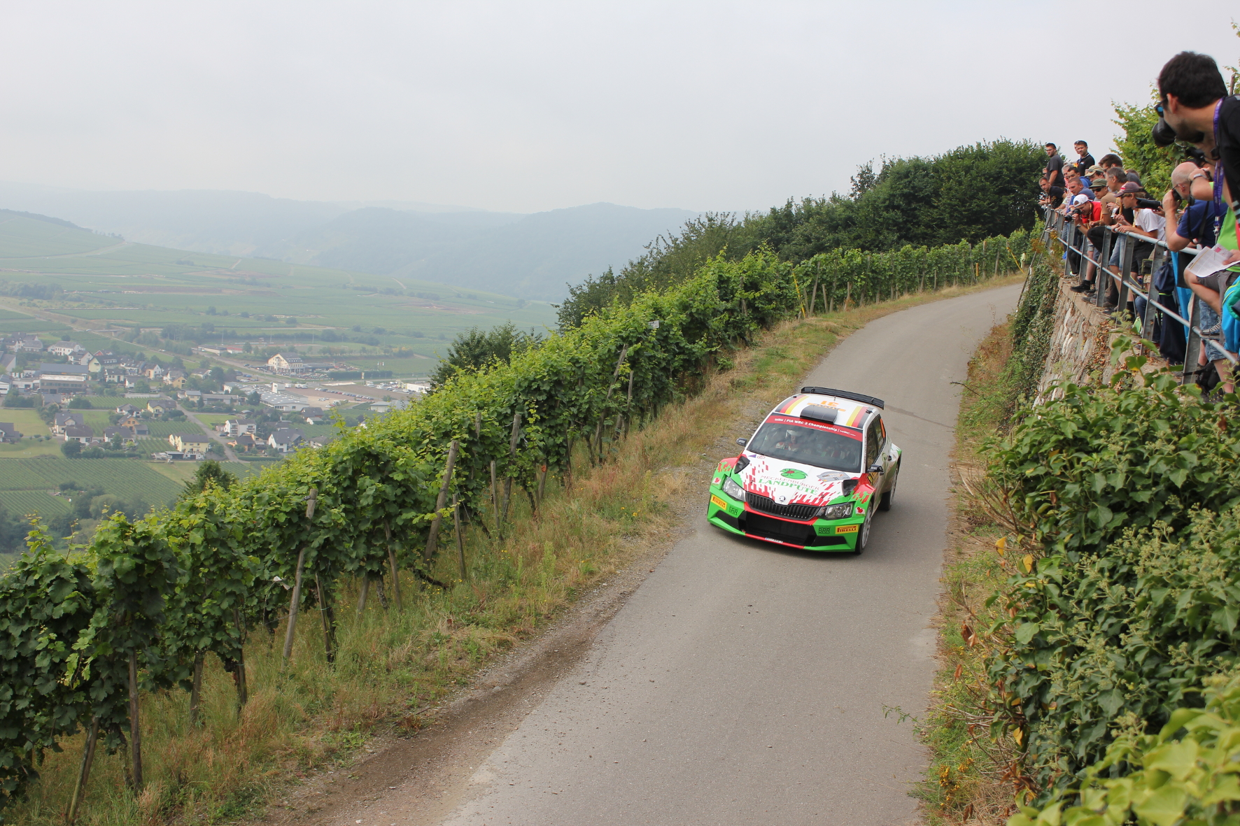 n den ersten Wertungsprüfungen überrascht Privatfahrer Armin Kremer (Foto) in seinem Skoda Fabia R5 und platziert sich sogar vor den Werksfahrern der Tschechen.