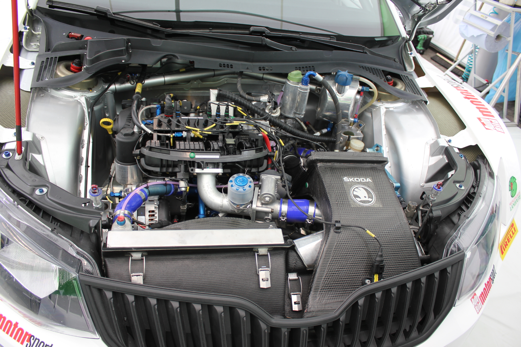 Nichts geht mehr: Auf der Wertungsprüfung springt der Motor der Fabia RS plötzlich nicht mehr an. Jetzt geht es auf Fehlersuche.