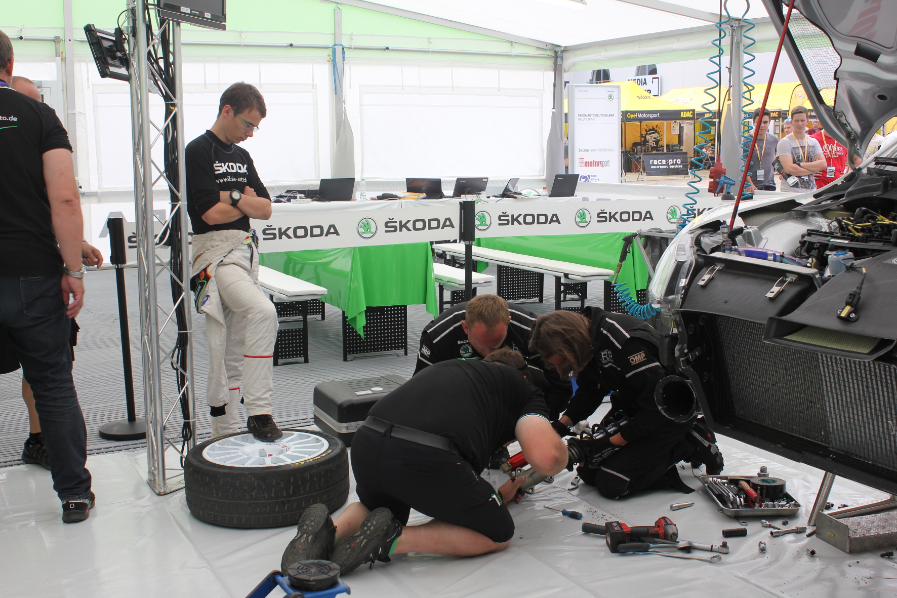 keptischer Blick des Nachwuchs-Talents: Die Mechaniker müssen den Stoßdämpfer von Fabian Kreims Fabia austauschen.