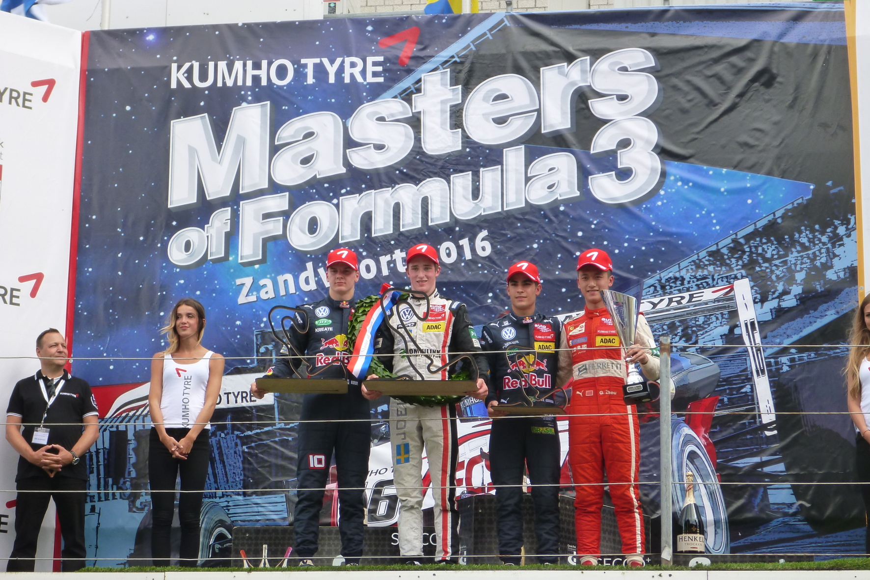 Ein stolzer Tag für Team Motopark: Niko Kari, Joel Eriksson, Sergio Sette Camara, Guanyu Zhou (v.l.n.r.).