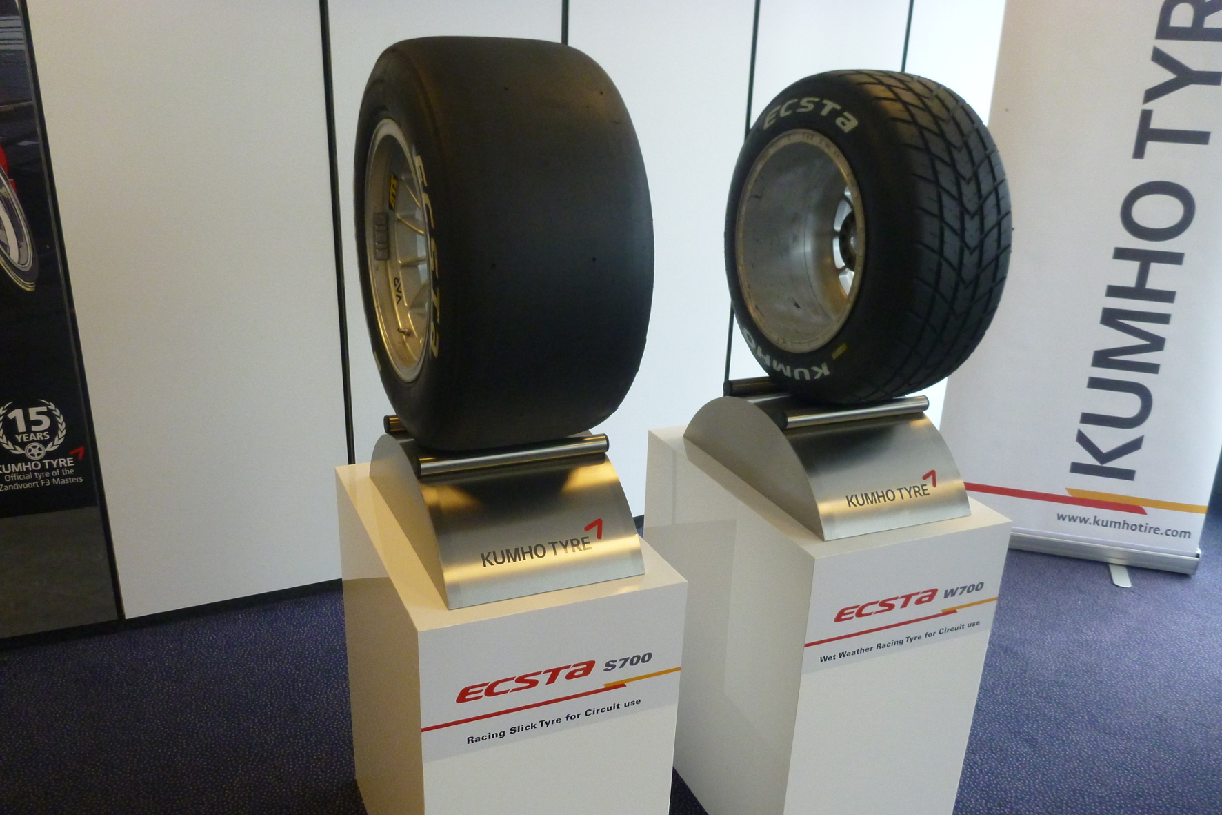 Kumhos aktuelle Vorzeigereifen im Motorsport-Bereich: ECSTA S700 (links) und ECSTA W700 (rechts).