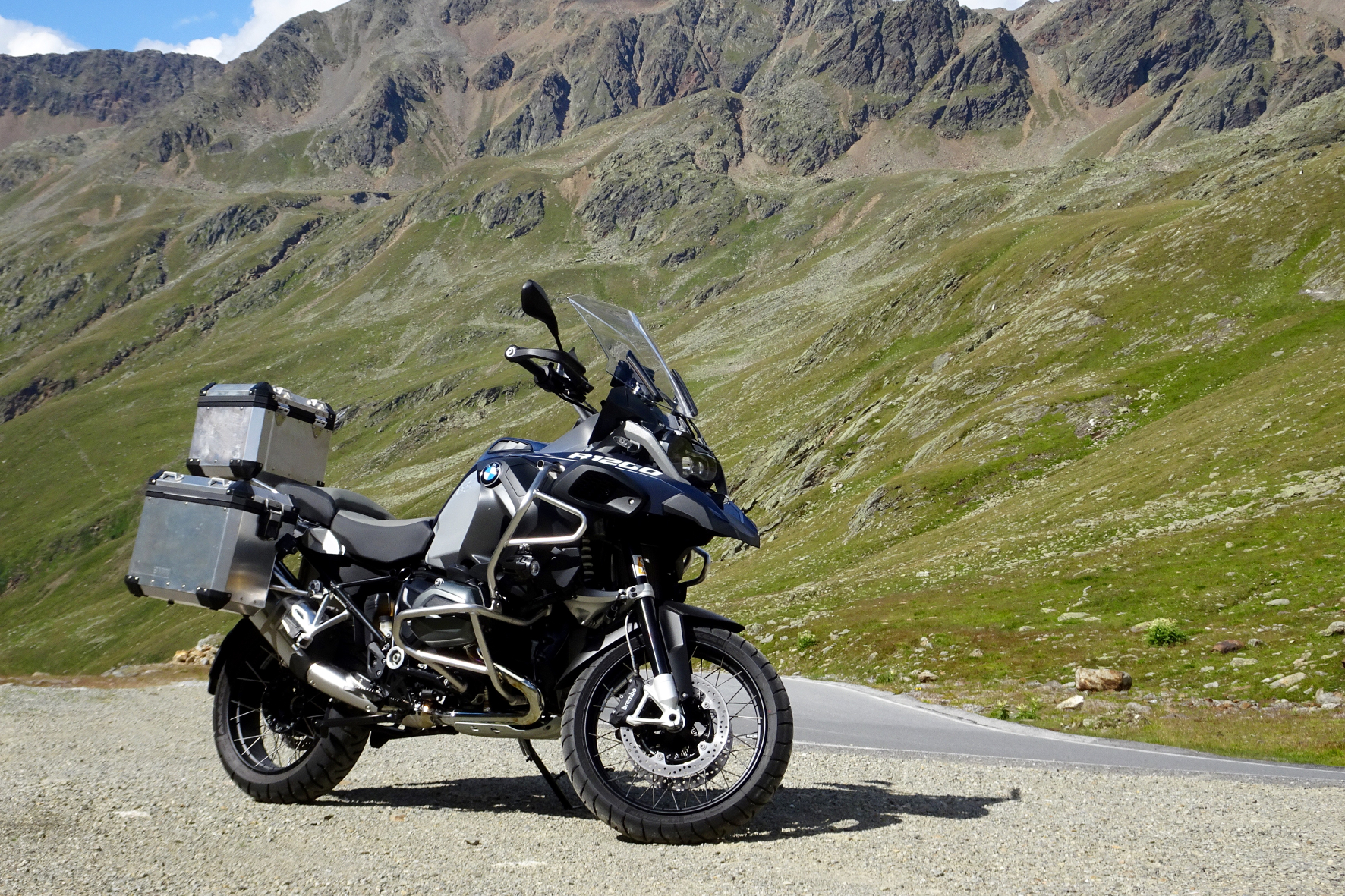 Die R 1200 GS Adventure am 2.509 Meter hohen Timmelsjoch. Der Fahrer sitzt auf luftigen 890 bis 910 Millimeter Höhe.